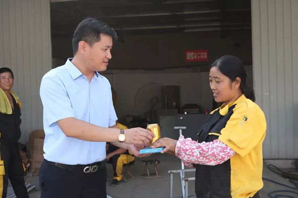 乾港集團高層慰問(wèn)一線(xiàn)員工